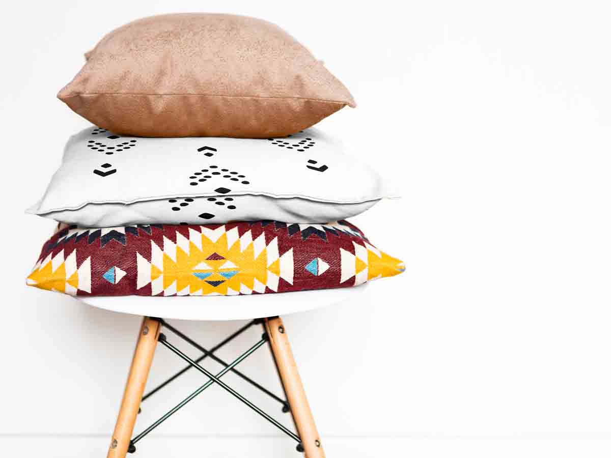 Gesundheitskissen Weiß mit schwarzen Pfeilmuster