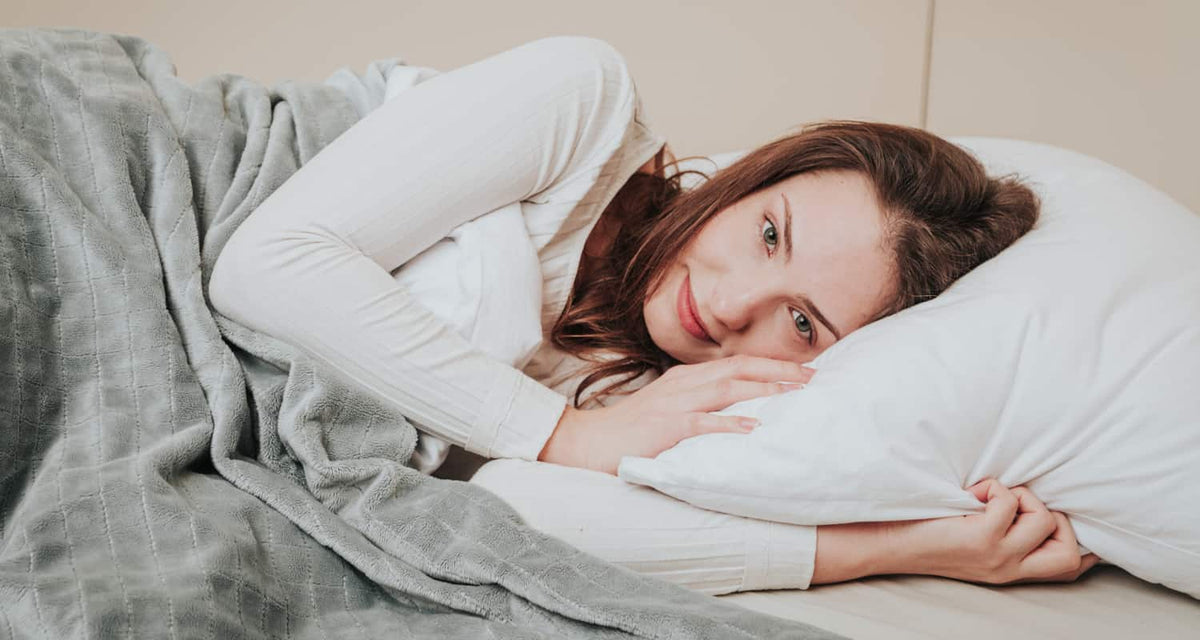 Eine Frau entspannt sich unter einer Therapiedecke