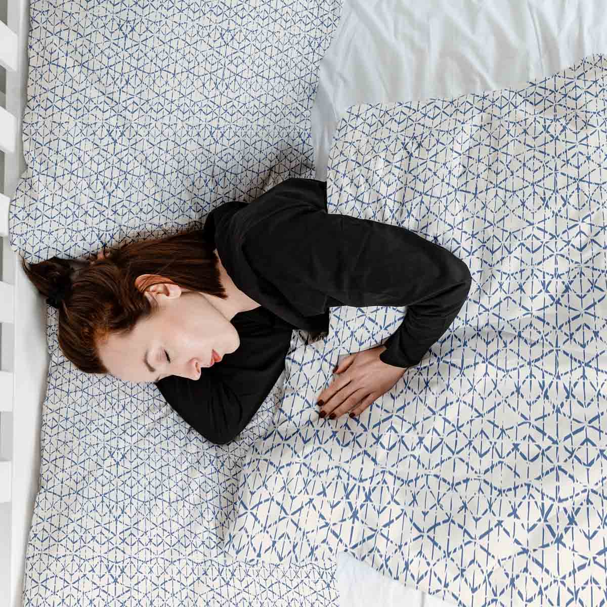 Original Therapiedecke - Baumwoll Bettwäsche Set Weiß mit zarten blauen Formen