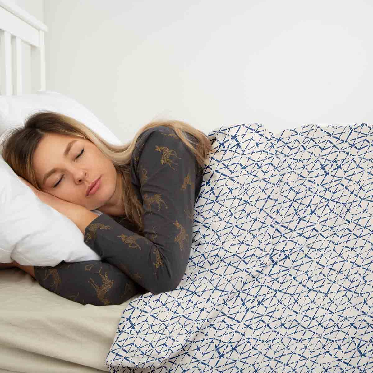 Original Therapiedecke - Baumwoll Bettwäsche Set Weiß mit zarten blauen Formen